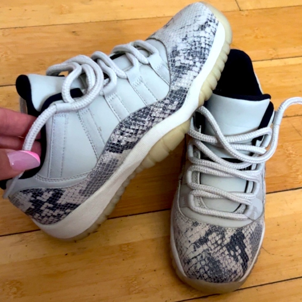 Retro 11 snakeskin grey